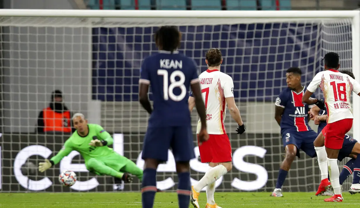 Pemain RB Leipzig Christopher Nkunku (kanan) mencetak gol ke gawang Paris Saint-Germain pada pertandingan Grup H Liga Champions di RB Arena, Leipzig, Jerman, Rabu (4/11/2020). RB Leipzig menang 2-1. (AP Photo/Michael Sohn)