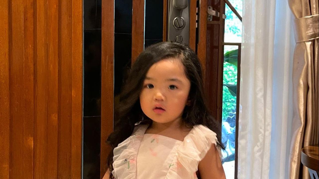 Lucunya Xarena Anak Siti Badriah dengan Rambut Lurus, bak Barbie Hidup