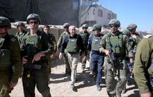 FOTO: Ekspresi PM Israel Benjamin Netanyahu Injakkan Kaki di Jalur Gaza Selatan, Dikawal Militer Bersenjata Lengkap