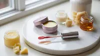 Apa Perbedaan Lip Balm dan Lip Gloss? Ini Fungsi, Kandungan, dan Cara Pakainya