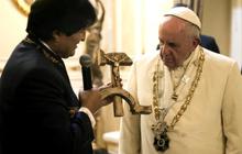 Presiden Evo Morales hadiahi Paus Fransiskus salib palu arit
