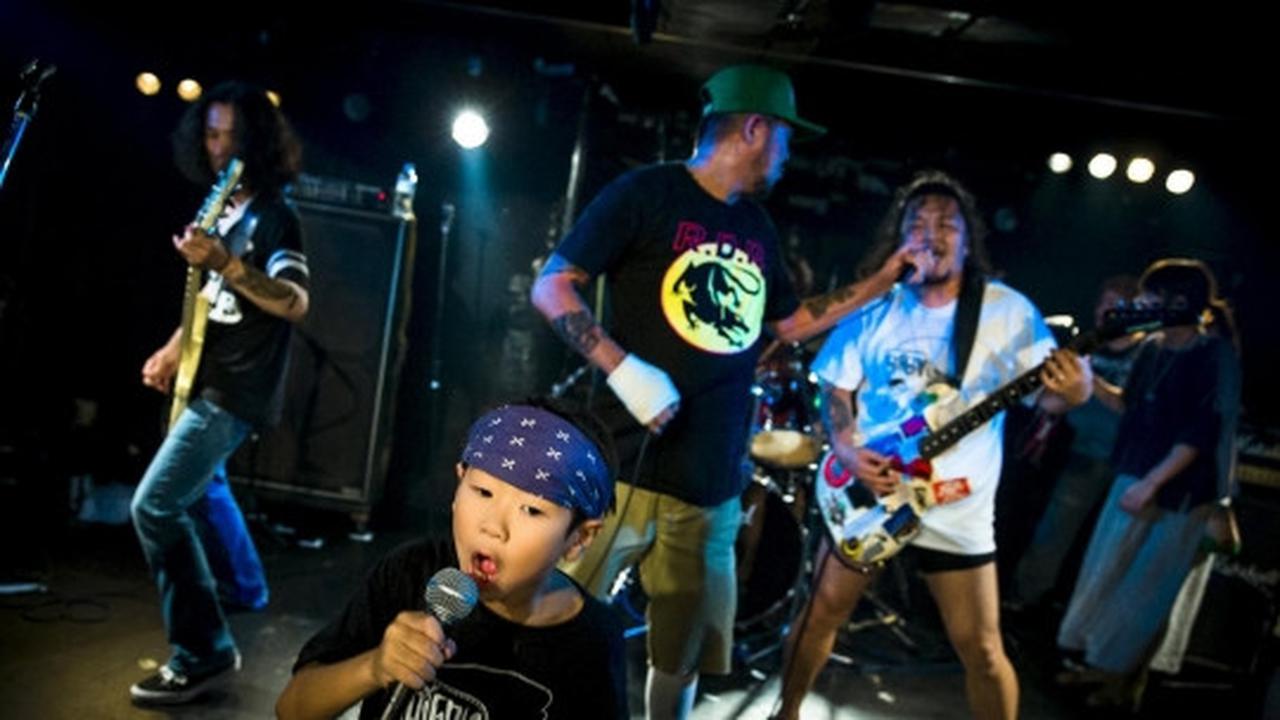Kisah Amon, bocah 5 tahun jadi vokalis band punk di Jepang
