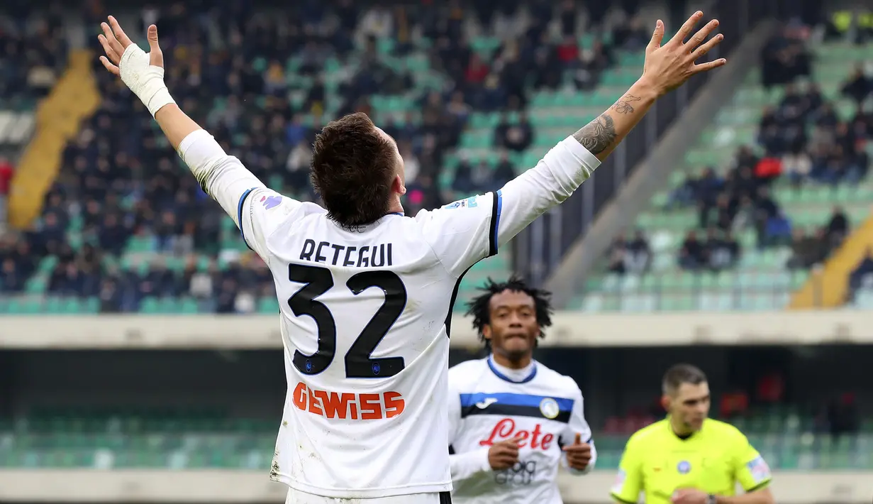 Pemain Atalanta, Mateo Retegui berselebrasi setelah mencetak gol ke gawang Hellas Verona dalam laga lanjutan Liga Italia 2024/2025 di Marcantonio Bentegodi Stadium, Verona, Italia, Sabtu (09/02/2025). (AP Photo/LaPresse/Paola Garbuio)