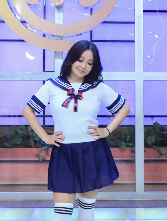 <p>Dalam penampilan barunya ini, gaya Chef Marinka sempat mencuri perhatian karena cosplay dengan gaya anak sekolah ala Jepang. Tampil bak karakter Sailor Moon, wanita yang kini sudah berusia 42 tahun ini pun disebut masih sangat cocok jadi anak sekolahan. (Instagram/rinrinmarinka)</p>