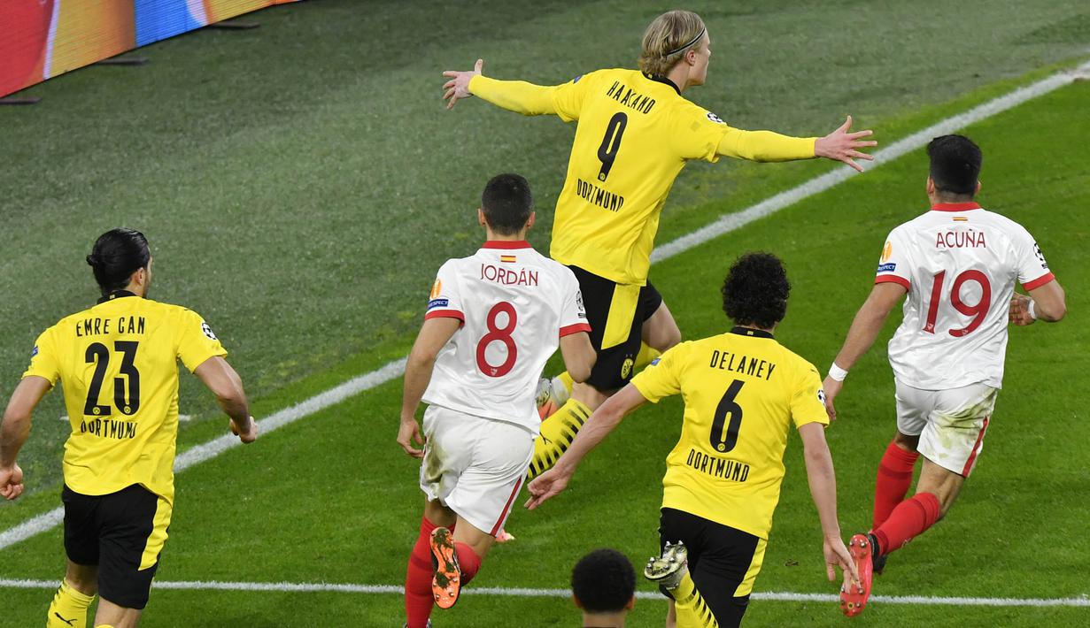 Sejumlah pemain Sevilla tampak mengejar Erling Haaland karena tak terima kipernya yaitu Yassine Bounou diledek Haaland. (AP Photo/Martin Meissner, Pool)