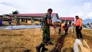 Prajurit TNI dan Relawan United Tractors membangun sekolah dasar pasca gempa dan tsunami Palu dan Donggala di Petobo dan Balaroa, Sulawesi Tengah, (16/11). Pasca gempa 4 sekolah telah dibangun sejak bulan Oktober. (Liputan6.com/HO/Eko)