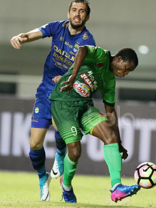 Aksi pemain PS TNI, Sylla menerobos pertahanan Persib Bandung  pada lanjutan Liga 1 2017 di Stadion Pakansari, Bogor, Sabtu (22/4/2017). Persib bermain imbang 2-2 melawan PS TNI. (Bola.com/Nicklas Hanoatubun)