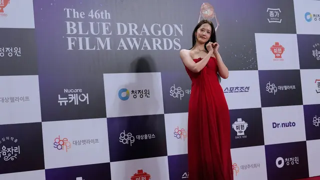 Son Ye Jin-Hyun Bin dan 5 Potret Bintang Korea Selatan Lainnya di Karpet Merah Blue Dragon Film Awards 2025