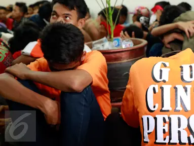 Puluhan pendukung Persija atau The Jakmania ditangkap polisi di Polda Metro Jaya, Jakarta, Minggu (18/10/2015). Para Jakmania itu ditangkap di Ratu Plaza karena menimpuki mobil polisi sampai rusak. (Liputan6.com/Yoppy Renato)