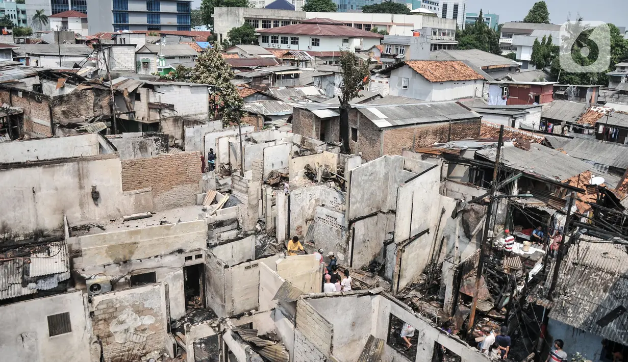 Kondisi pasca kebakaran melanda permukiman padat penduduk di Jalan Cikini Kramat, RT 004 dan 015, RW 001, Kelurahan Pegangsaan, Kecamatan Menteng, Jakarta Pusat, Selasa (27/9/2022). Kebakaran yang terjadi sekitar pukul 04.35 tadi diduga berasal dari ledakan kompor gas pedagang bubur yang menyebabkan satu orang mengalami luka bakar dan puluhan rumah yang dihuni 75 kepala kepala keluarga ludes dilalap api. (merdeka.com/Iqbal S Nugroho)