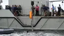 Tim SAR gabungan mengangkat serpihan pesawat Sriwijaya Air SJ 182 menggunakan crane dari KRI Nigel di perairan Kepulauan Seribu, Jakarta, Minggu (10/1/20221). Sriwijaya Air SJ 182 hilang kontak empat menit usai lepas landas dari Bandara Soetta. (merdeka.com/Arie Basuki)