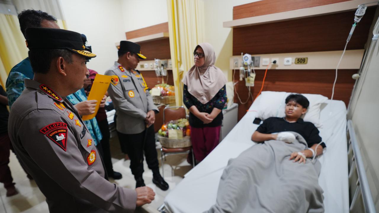 Kapolri Listyo Sigit Kunjungi Korban Ledakan SMAN 72 di RSI Cempaka Putih