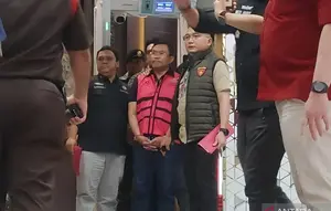 Mantan Wakil Kepala BGN Bidang Operasional Pemenuhan Gizi Sony Sonjaya (tengah) digiring oleh petugas menuju mobil tahanan usai ditetapkan tersangka dalam kasus dugaan tindak pidana korupsi tata kelola program Makan Bergizi Gratis (MBG) pada BGN tahun 2025-2026 di Gedung Jampidsus Kejagung, Jakarta, Rabu (3/6/2026) (Antara)