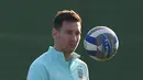 Penyerang Argentina, Lionel Messi mengontrol bola saat sesi latihan jelang pertandingan final Copa America melawan Brasil di Rio de Janeiro, Brasil, Jumat (9/10/2021).  Argentina dan Brasil akan bertanding untuk memperebutkan gelar juara Copa America 2021 di stadion Maracana. (AFP Photo/Carl De Souz