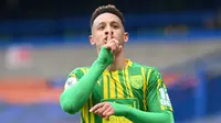 Penyerang West Bromwich Albion, Callum Robinson, mendapatkan perilaku rasian secara online setelah menjadi pahlawan kemenangan timnya atas Chelsea di Premier League. (AFP/Mike Hewitt)