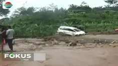 Material lumpur dan batang-batang pohon yang terbawa derasnya aliran sungai menerjang sejumlah rumah warga.