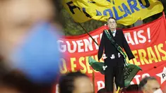 Potongan raksasa Presiden Brasil Jair Bolsonaro menjulang di atas demonstran yang berbaris di sepanjang Paulista Avenue di Sao Paulo, Sabtu (3/7/2021). Puluhan ribu orang turun ke jalan menuntut pemakzulan Presiden Jair Bolsonaro. (AP Photo/Nelson Antoine)