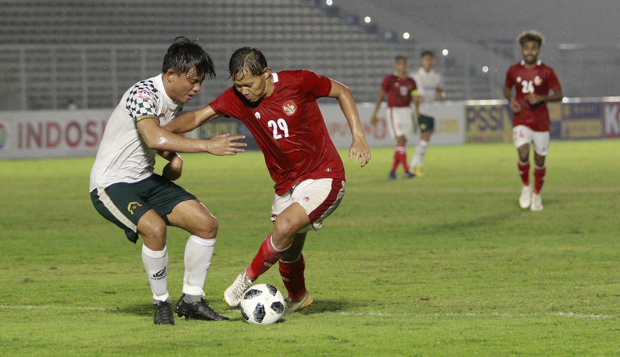 Adam Alis merupakan satu dari beberapa pemain yang dibiarkan oleh Shin Tae-yong bermain selama 90 menit. Adam Alis tampil dengan performa yang terlihat tanpa lelah untuk merebut bola dari kaki pemain Tira Persikabo maupun berusaha menggedor pertahanan tim lawan. (Foto: Bola.com/M. Iqbal Ichsan)