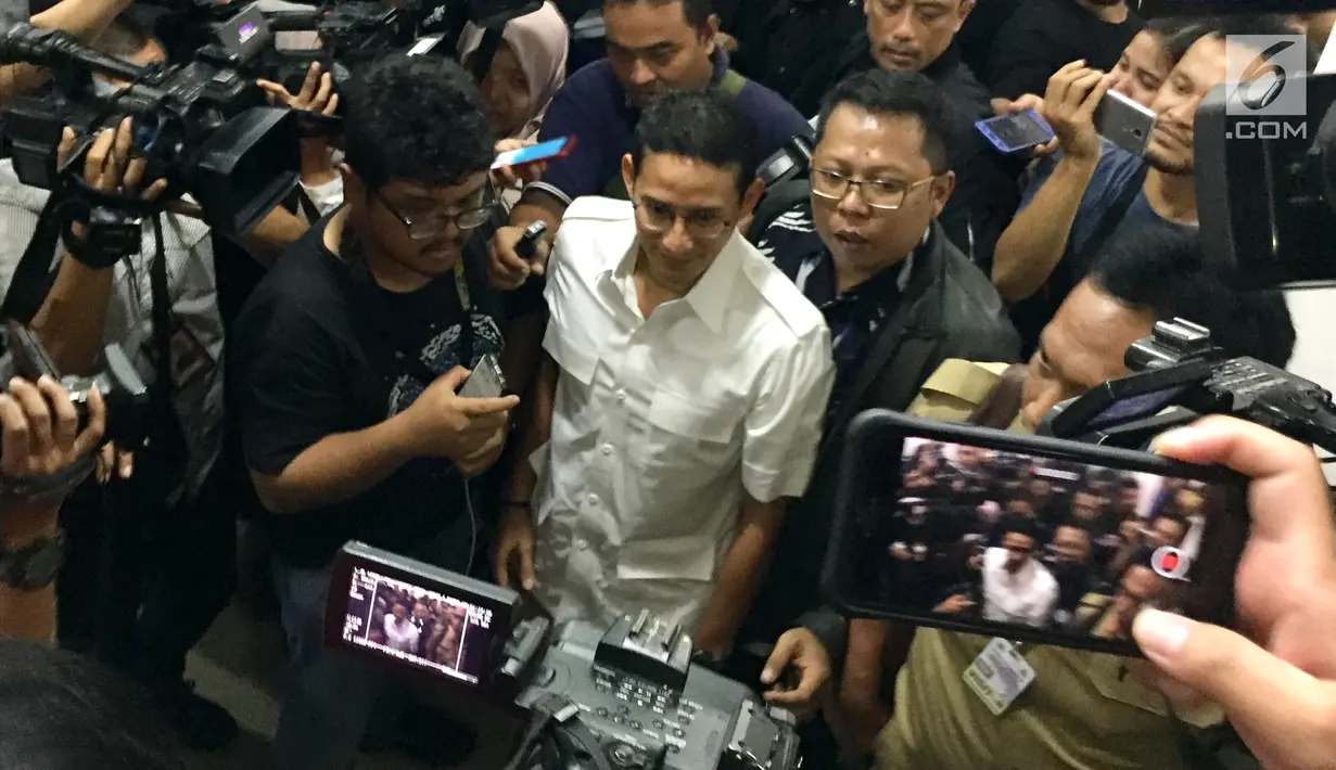 Wakil Gubernur DKI Jakarta Sandiaga Uno menjawab pertanyaan wartawan saat tiba di Polda Metro Jaya, Jakarta, Selasa (30/1). Sebelumnya, Sandi juga pernah diperiksa terkait jual beli tanah dengan tersangka Andreas Tjahjadi. (Liputan6.com/Immanuel Antonius)