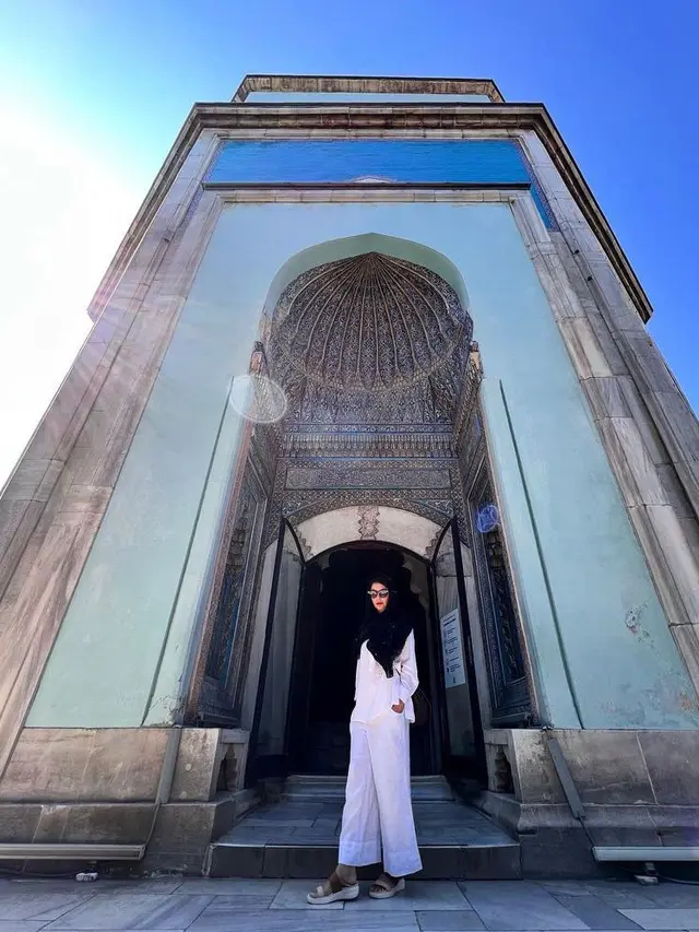 8 Potret Menawan Tamara Bleszynski Pakai Kerudung saat Liburan di Turkiye