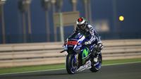 Pebalap Movistar Yamaha, Jorge Lorenzo, gagal mempertajam catatan waktunya pada hari kedua tes pramusim Moto 2016 di Sirkuit Losail, Qatar.