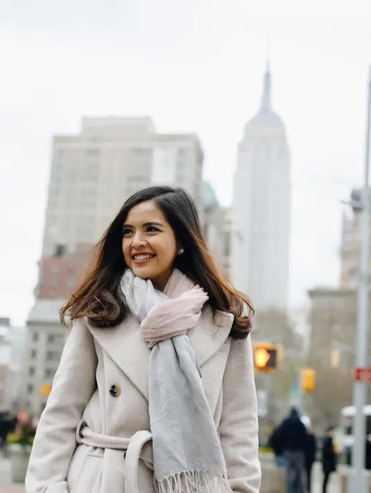 Lewat akun Instagramnya, Tasya mengungkapkan rasa rindunya dengan mengunggah foto bersama sang ayah dan menuliskan kata-kata dengan bahasa Inggis yang membuat hati terenyuh.  (Instagram/tasyakamila)