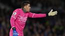 Di babak kedua, tepatnya di ment ke-81 Brighton mendapat hadiah penalti usai Ederson kedapatan mengganjal pemain pengganti, Enock Mwepu di dalam kotak penalti. (AFP/Glyn Kirk)