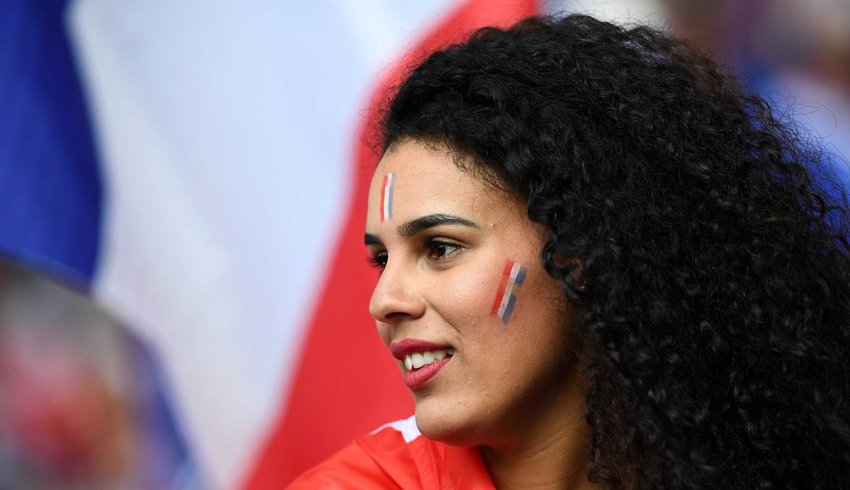 Seorang Suporter cantik Prancis terlihat serius menantikan laga grup A  Euro 2016  antara Prancis vs Swiss di Stadion Pierre-Mauroy, Lille (20/6/2016) WIB.  (AFP/Franck Fife)