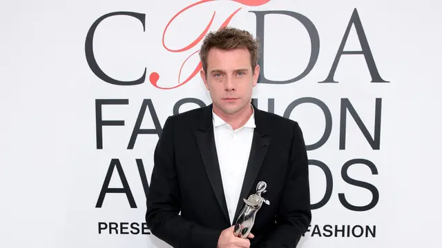 Jonathan Anderson berpose dengan Penghargaan Desainer Internasional Tahun Ini di CFDA Fashion Awards 2023 di American Museum of Natural History pada 6 November 2023 di New York City. Dimitrios Kambouris/Getty Images/AFP