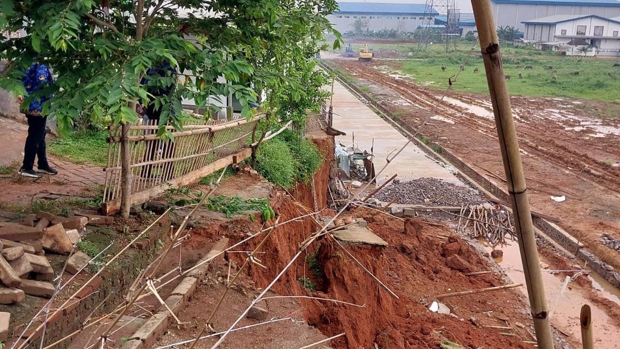 Hujan Deras Picu Banjir dan Tanah Longsor di Tangerang