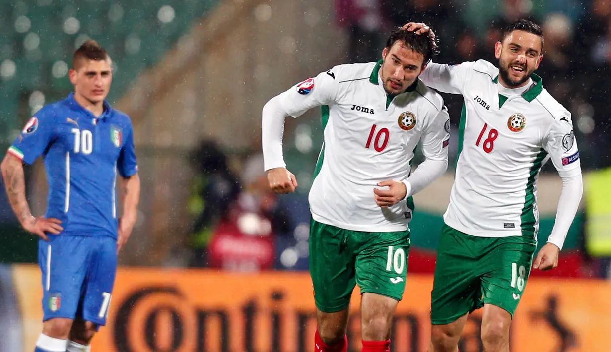 Gelandang Bulgaria, Ivelin Popov (tengah) Merayakan selebrasi usai mencetak gol ke gawang italia pada kualifikasi Piala Eropa 2016 di Stadion Nasional Vasil Levski, Minggu (29/3/2015). Italia bermain imbang 2-2 melawan Bulgaria. (REUTERS/Stoyan Nenov)