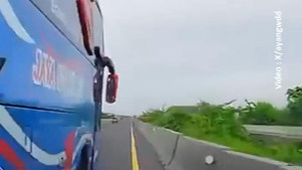 Detik-Detik Mengerikan Bus Po Jaya Utama Potong Jalur lalu Serempet Mobil di Tol & Kabur