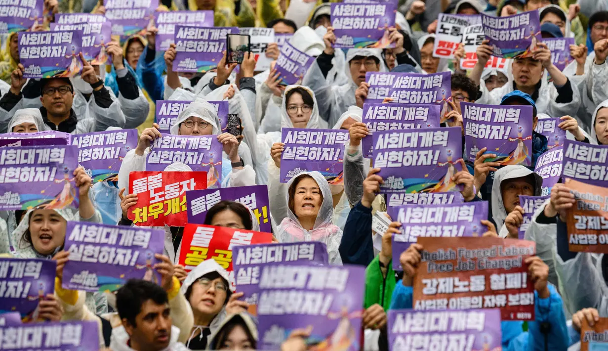 Peringatan May Day juga menjadi simbol perjuangan dan solidaritas kelas pekerja. (ANTHONY WALLACE/AFP)