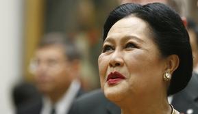 Ratu Sirikit, ibu dari Raja Thailand Maha Vajiralongkorn, diabadikan di Moskow, Rusia, pada 4 Juli 2007. (Dok. AP/Misha Japaridze)