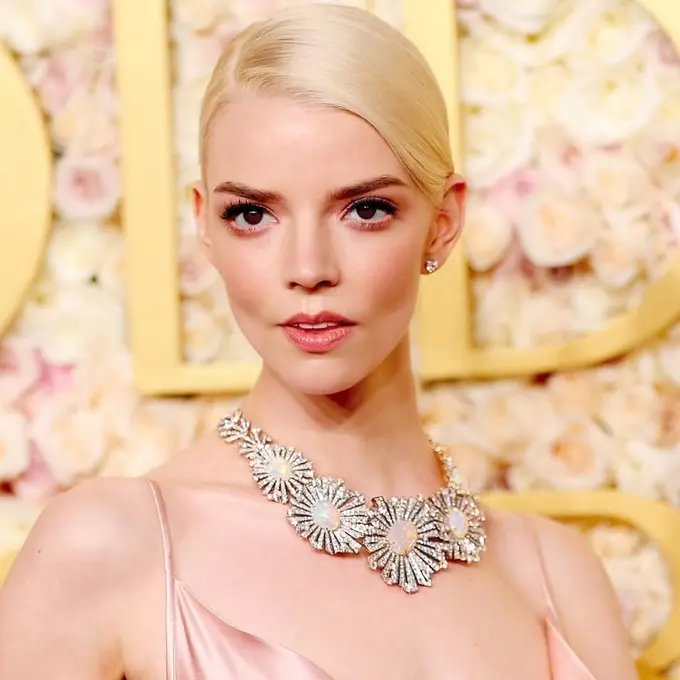 Potret Makeup Romantis Anya Taylor-Joy di Golden Globes  2025