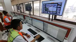 Petugas mengoperasikan Automatic Stacking Crane (ASC) dalam ruang  kontrol dan teknik Indonesia Port Corporation (IPC), Tanjung Priok, Jakarta, Rabu (17/6/2015). (Liputan6.com/Faizal Fanani)