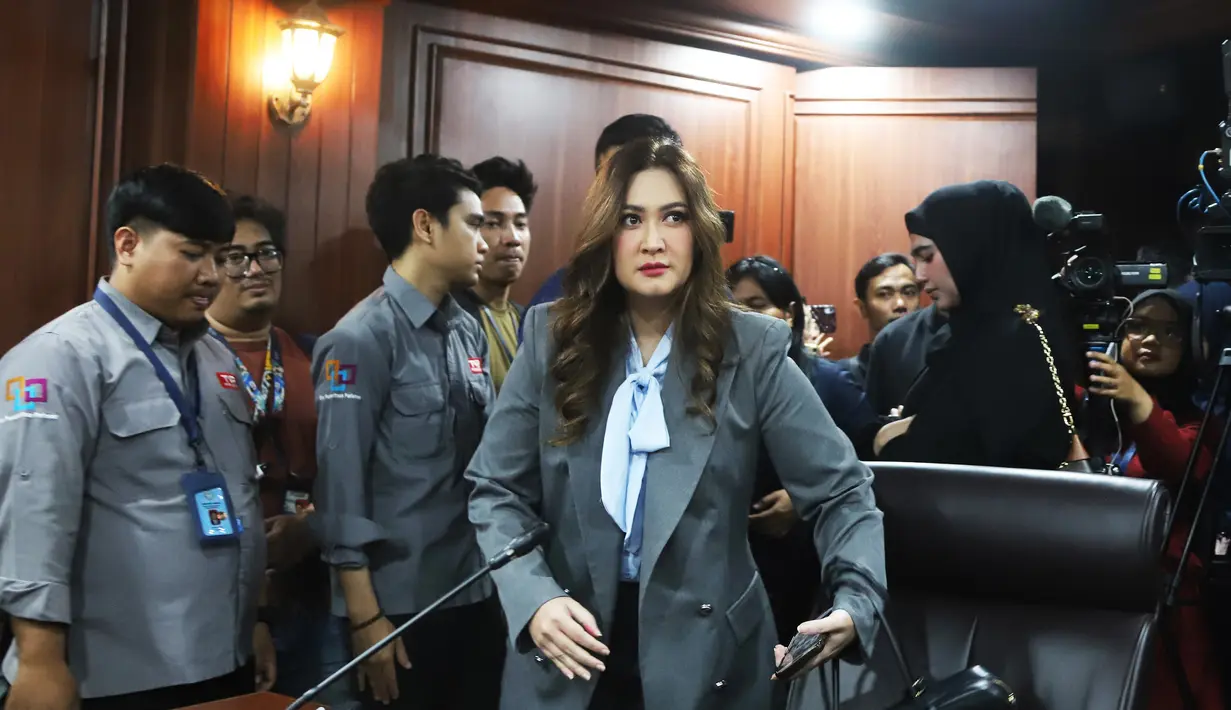 Anggota Dewan Perwakilan Rakyat nonaktif, Nafa Urbach bersiap mengikuti sidang pembacaan putusan kasus dugaan pelanggaran kode etik di Mahkamah Kehormatan Dewan (MKD), Kompleks Parlemen, Senayan, Jakarta, Rabu (5/11/2025). Nafa Urbach dinyatakan terbukti melanggar kode etik dan Mahkamah Kehormatan Dewan (MKD) DPR meminta yang bersangkutan untuk berhati-hati menyampaikan pendapat dan menjaga perilaku. Nafa dijatuhi sanksi berupa non aktif selama 3 bulan berlaku sejak putusan dibacakan dan dihitung sejak penonaktifan yang bersangkutan sebagaimana putusan DPP Partai Nasdem. (merdeka.com/Arie Basuki)