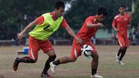 Pesepakbola Rudi Setiawan berusaha melewati Delton Stevano saat mengikuti latihan perdana bersama Persija Jakarta jelang Piala Presiden 2015 di Lapangan Yon Zikon 13, Jakarta, Selasa (18/8/2015). (Bola.com/Vitalis Yogi Trisna)