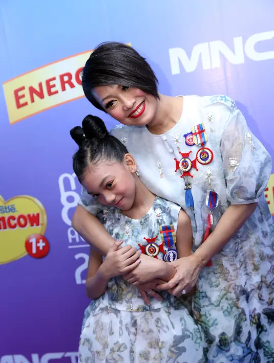 Sebagai orang tua, Nola sadar bahwa sebagai penyanyi banyak tekanan. Oleh karena itu ia akan terus mengawal putrinya yang baru mengikuti jejaknya. Termasuk cara menghadapi penonton saat berada di atas panggung. (Andy Masela/Bintang.com)