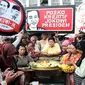 Sejumlah pedagang dan tukang becak di Pasar Gede Solo merayakan ulang tahun mantan Walikota Solo, Jokowi.(Liputan6.com/Reza Kuncoro)