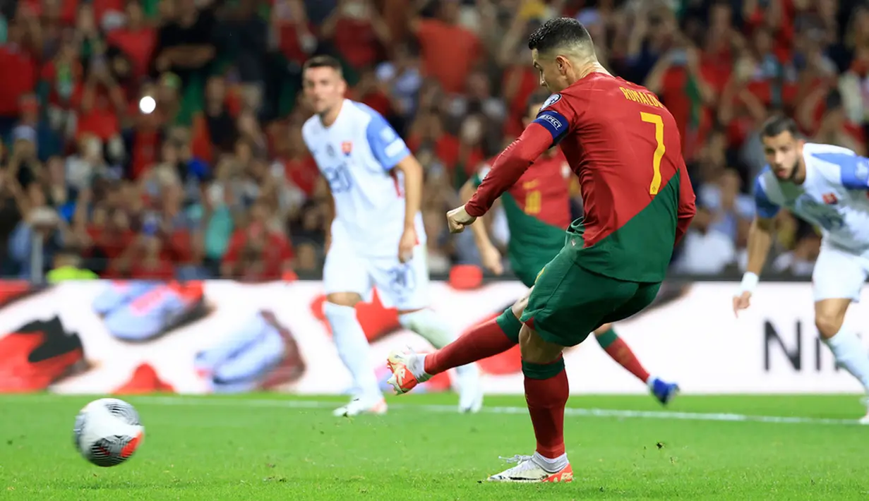 Dua gol yang ditorehkan Ronaldo pada laga ini, menjadikan sosok pesepak bola tersebut menjadi pencetak gol terbanyak sepanjang masa dengan torehan 125 gol untuk tim nasional. (AP Photo/Luis Vieira)