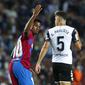 Penyerang Barcelona, Ansu Fati berselebrasi usai mencetak gol ke gawang Valencia pada pertandingan lanjutan La Liga Spanyol di stadion Camp Nou,Spanyol, Senin (18/10/2021). Kemenangan ini mengantar Barcelona berada di peringkat ketujuh klasemen dengan 15 poin. (AP Photo/Joan Monfort)