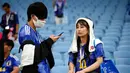 Suporter Jepang bereaksi setelah Kroasia mengalahkan Jepang pada pertandingan sepak bola babak 16 besar Piala Dunia 2022 di Stadion Al Janoub, Al Wakrah, Qatar, 5 Desember 2022. Jepang disingkirkan Kroasia dari Piala Dunia 2022 lewat adu penalti. (AP Photo/Eugene Hoshiko)