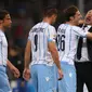 NIKMATI MOMEN - Stefano Pioli sangat menikmati tiap detik jelang laga final Copa Italia. (REUTERS/Max Rossi)