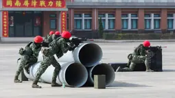 Tentara berpartisipasi dalam latihan peningkatan kesiapsiagaan yang mensimulasikan pertahanan terhadap gangguan militer China jelang Tahun Baru Imlek di Kota Kaohsiung, Taiwan, 11 Januari 2023. China memperbarui ancamannya untuk menyerang Taiwan dan memperingatkan bahwa negara tersebut telah "bermain api". (AP Photo/Daniel Ceng)