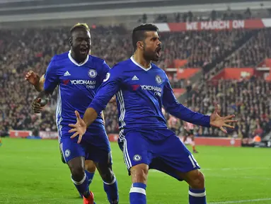 Pemain Chelsea, Diego Costa (kanan) merayakan golnya ke gawang Southampton pada lanjutan Premier League di St Mary's Stadium, Southampton, (30/10/2016). Chelsea menang 2-0. (AFP/Glyn Kirk)