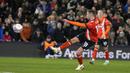 Gelandang Luton Town, Jordan Clark melepaskan tendangan yang menghasilkan gol kedua ke gawang Manchester City pada laga putaran kelima Piala FA 2023/2024 di Kenilworth Road Stadium, Luton, Selasa (27/2/2024). (AP Photo/Alastair Grant)