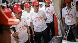Menteri Perhubungan Budi Karya Sumadi, Menpan-RB Asman Abnur meninjau booth Sistem Penerbitan Izin Online dan Multimoda (Spionam), E-Ticketing, dan E-Tilang di Jakarta, Minggu (4/3). (Liputan6.com/Faizal Fanani)