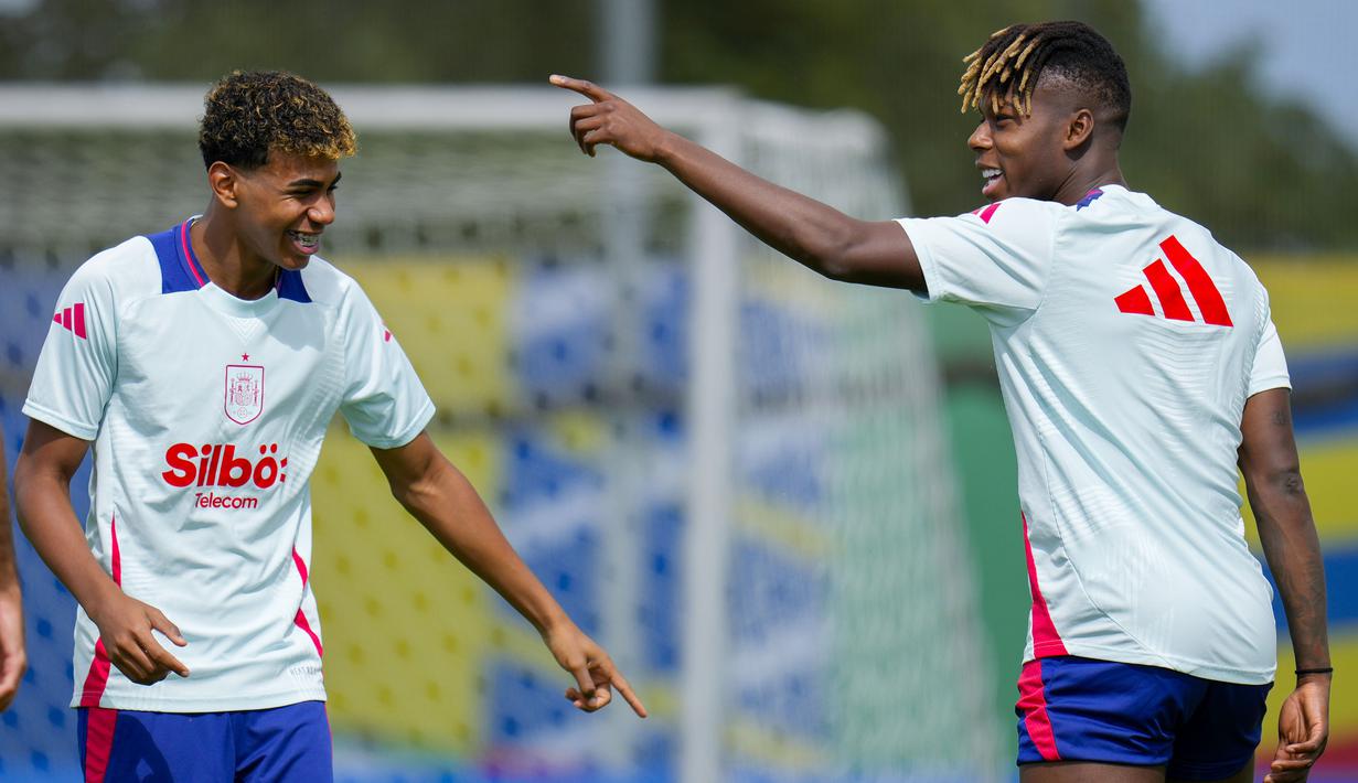 Pemain Timnas Spanyol, Lamine Yamal dan Nico Williams, bercanda saat mengikuti sesi latihan jelang laga final melawan Inggris di Donaueschingen, Jerman. (AP Photo/Manu Fernandez)