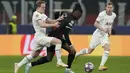 <p>Penyerang AC Milan, Rafael Leao berusaha melewati pemain Tottenham Hotspur, Oliver Skipp selama pertandingan leg pertama babak 16 besar Liga Champions di stadion San Siro di Milan, Italia, Rabu (15/2/2023). AC Milan menang tipis atas Tottenham dengan skor 1-0. (AP Photo/Luca Bruno)</p>